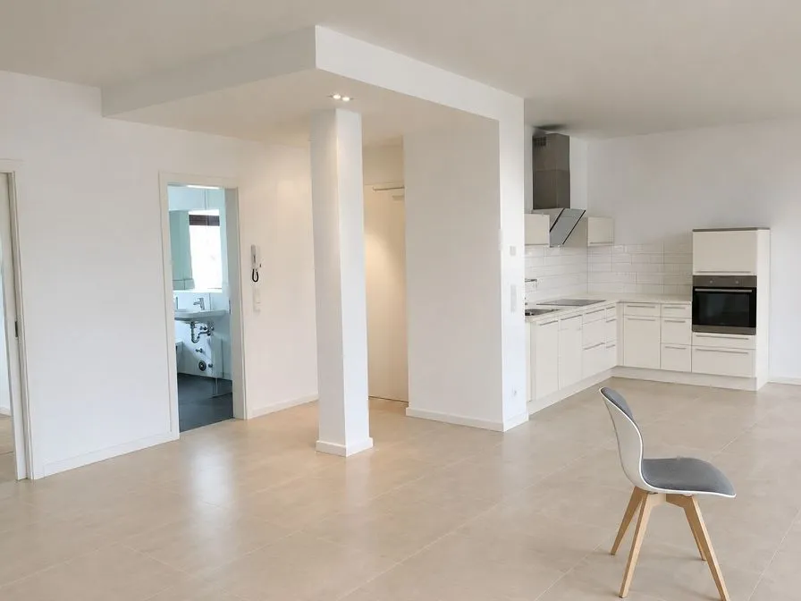 The same room as an AI concept with warm white fronts, a pale quartz countertop, white tiles and a stone-look floor